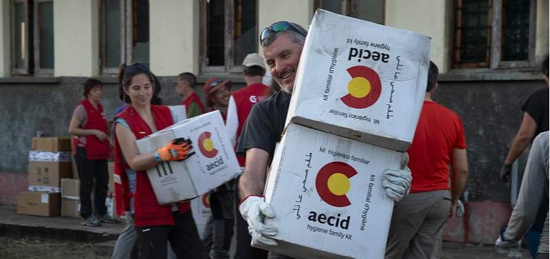 Integrantes del equipo START transportan material humanitario en Dondo (Mozambique), zona afectada por el ciclón Idai por el norte del país. Foto Miguel Lizana/AECID