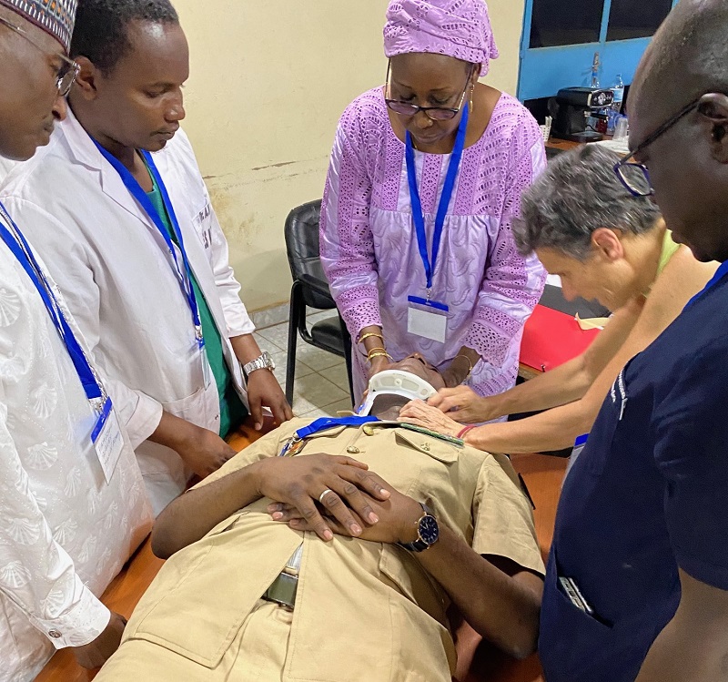 Sesión de formación práctica en un centro hospitalario africano. Foto AECID