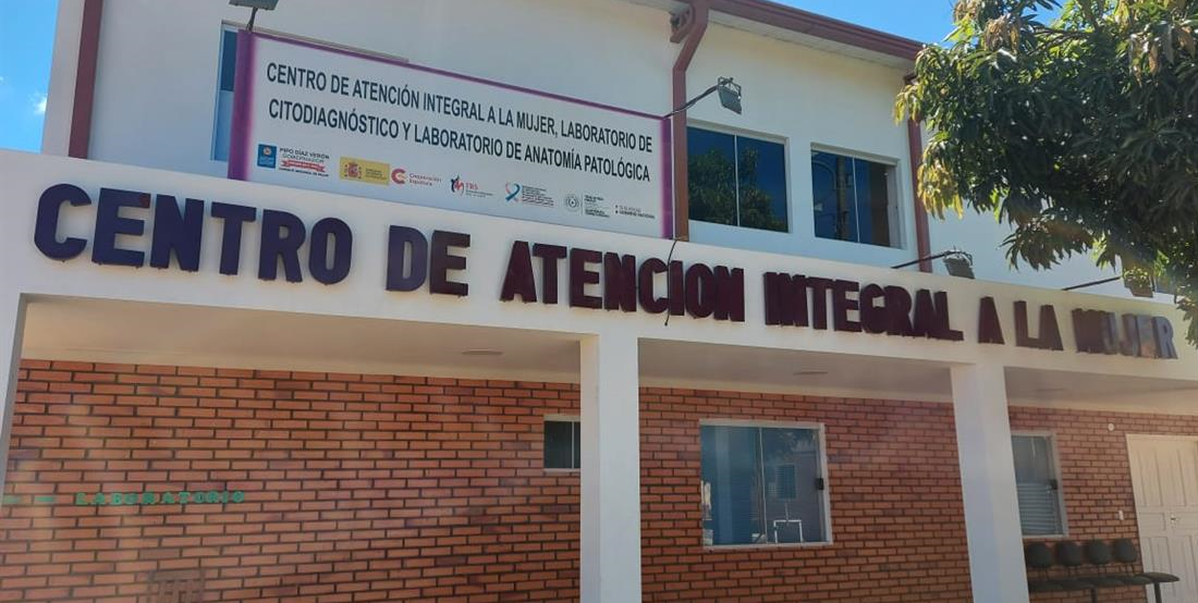 Centro de atención integral para la mujer en la ciudad de Caacupé (Paraguay) que en 2022, con financiación de la AECID, se equipó para prevenir lesiones precursoras del cáncer de cuello uterino y mama, enfermedades que se cobran las vidas de miles de mujeres al año