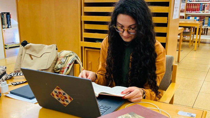 Ana Carolina en la sala de lectura de la Biblioteca AECID