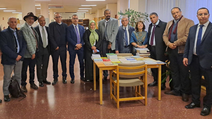 Parte de los asistentes con Luisa Mora, responsable de la Biblioteca Islámica de la AECID