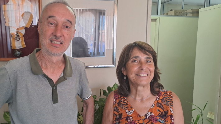 Alfonso Pareja y Luisa Mora, responsable de la Biblioteca Islámica (AECID)