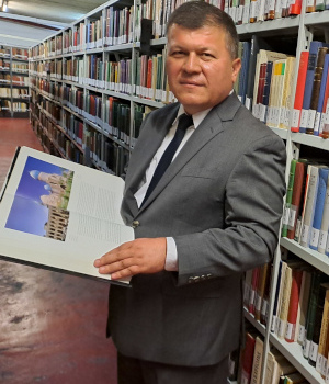 El Embajador en el depósito de libros