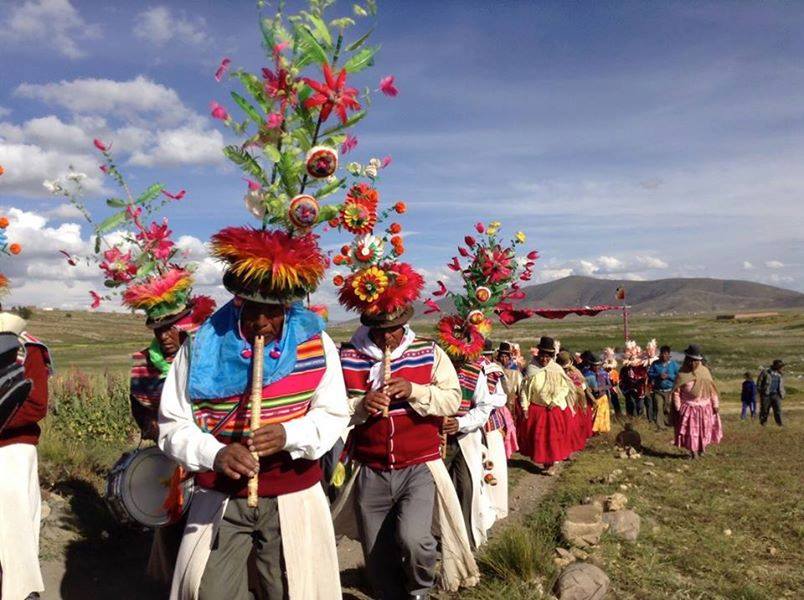 Personas con trajes tradicionales tocando instrumentos