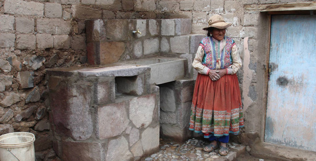 Mujer junto a una fuente