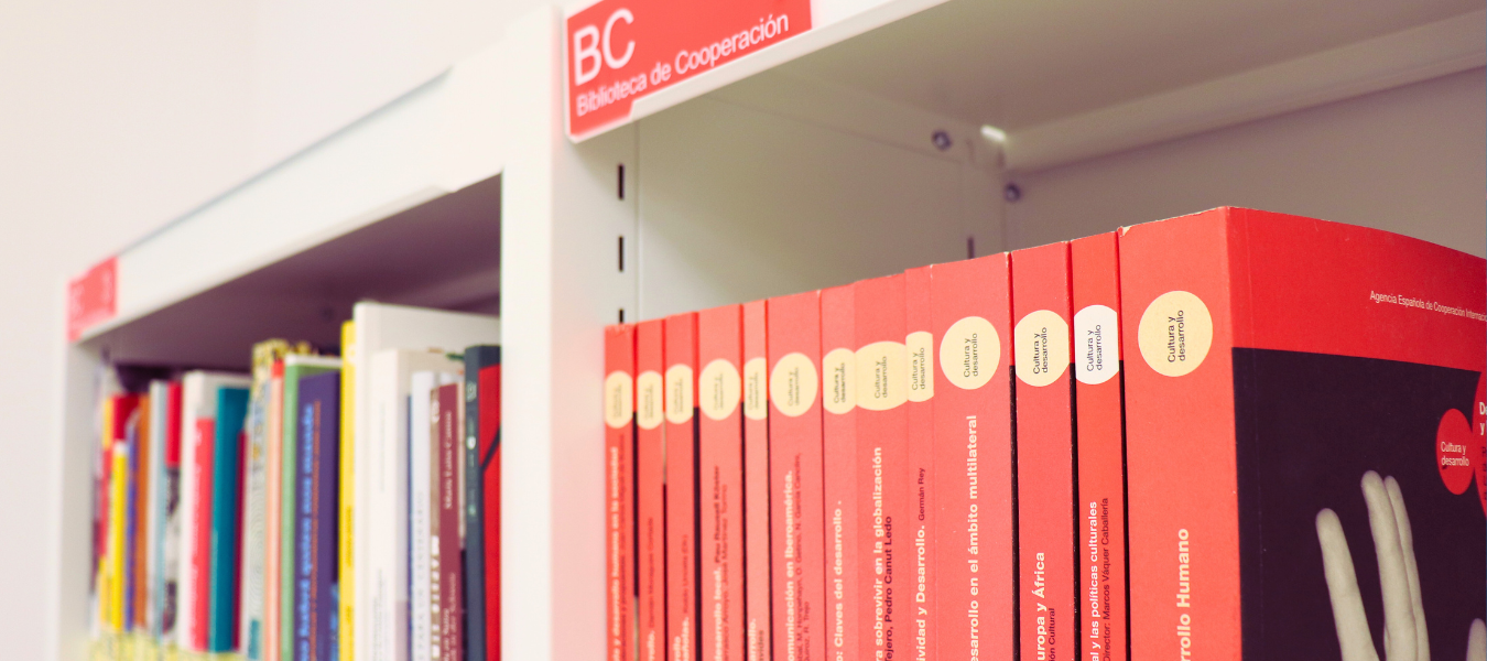 Imagen de estanterías de la sala de lectura de la Biblioteca