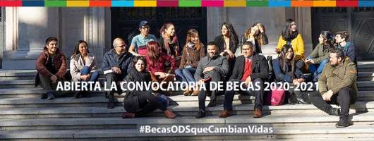Grupo de personas sentadas en escaleras 