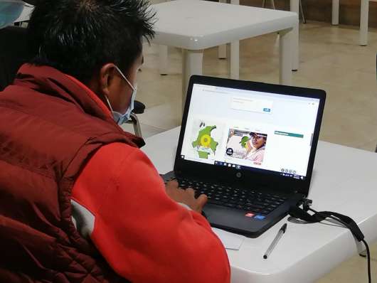 Hombre consultando plataformas digitales