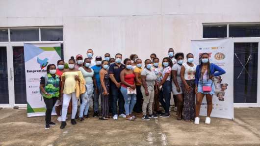 Grupo de personas de Tumaco posando para fotografía