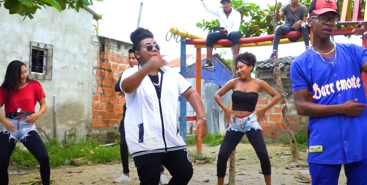 Grupo de personas bailando en la calle
