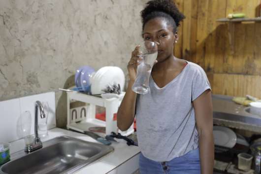 Mujer bebiendo agua en un vaso