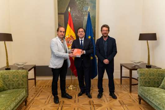 El Ministro de Asuntos Exteriores, Unión Europea y Cooperación, José Manuel Albares, junto con ...