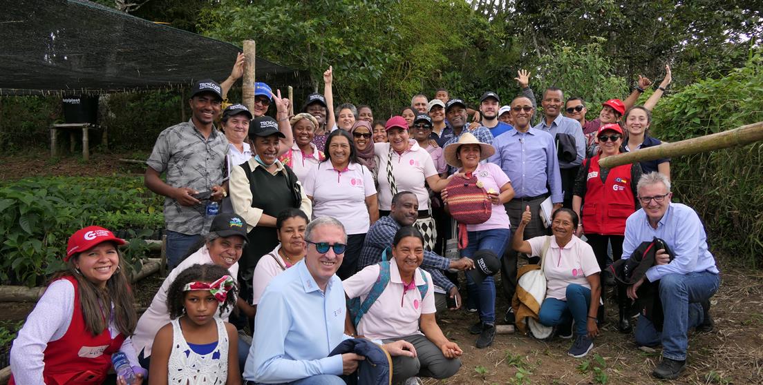 Grupo de personas posando para fotografía