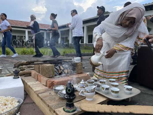Mujer sirviendo tazas de café