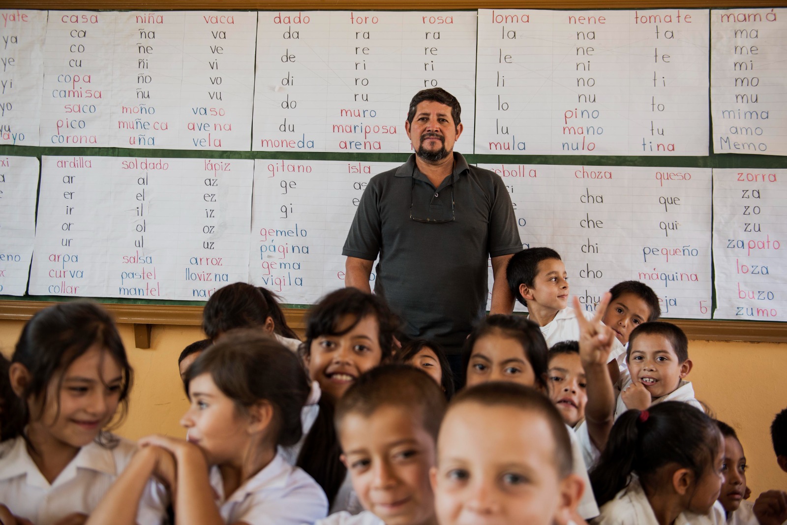 Profesor en escuela con niños y niñas