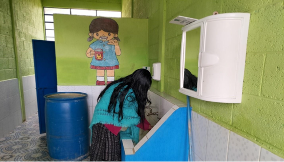 Baños instalados en la escuela Canoas Bajas, en Guatemala, con apoyo de un programa del Fondo de Cooperación para Agua y Saneamiento (FCAS). 