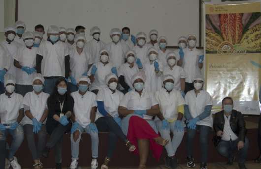 Grupo de jóvenes protegidos con mascarillas y gorros
