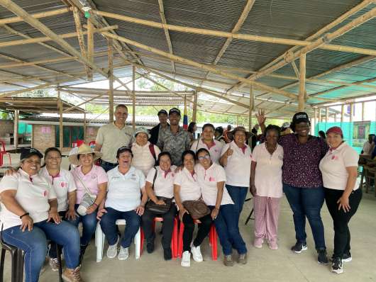Grupo de personas posando para fotogarfía