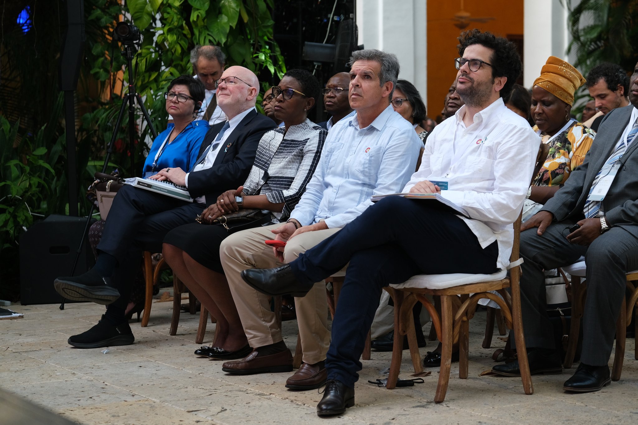 Representantes de los Gobiernos de Colombia y España durante el acto