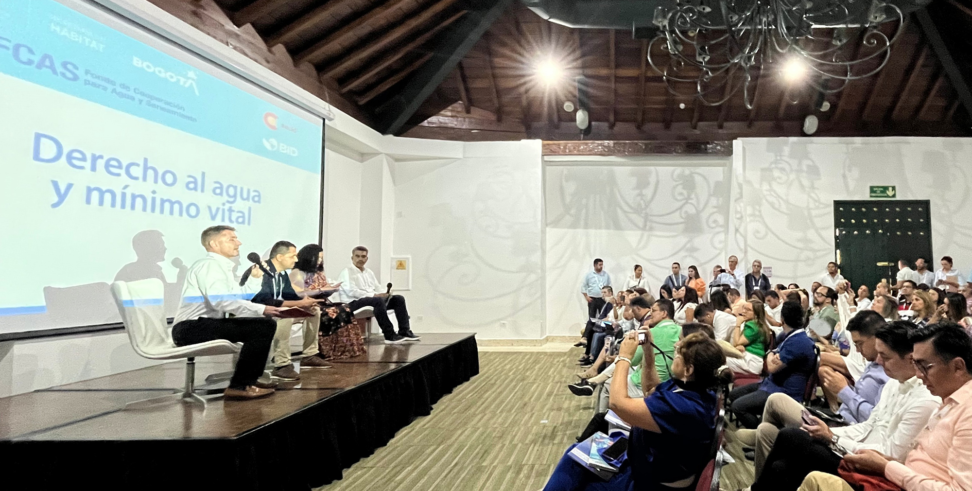 En el encuentro, moderado por Javier Romero Sanz por parte del Fondo del Agua, se contó con la participación de Maria del Rosario Navia en representación del Banco Interamericano de Desarrollo (BID), Nadya Rangel Rada, Secretaria de Habitat de la Alcaldía de Bogotá, Leandro Jaramillo, gerente General de Aguas de Pereira y Diego Polanía, de la Comisión de Regulación de Agua Potable y Saneamiento (CRA) de Colombia.