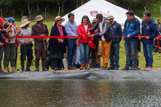 Inaugurando reservorio de agua
